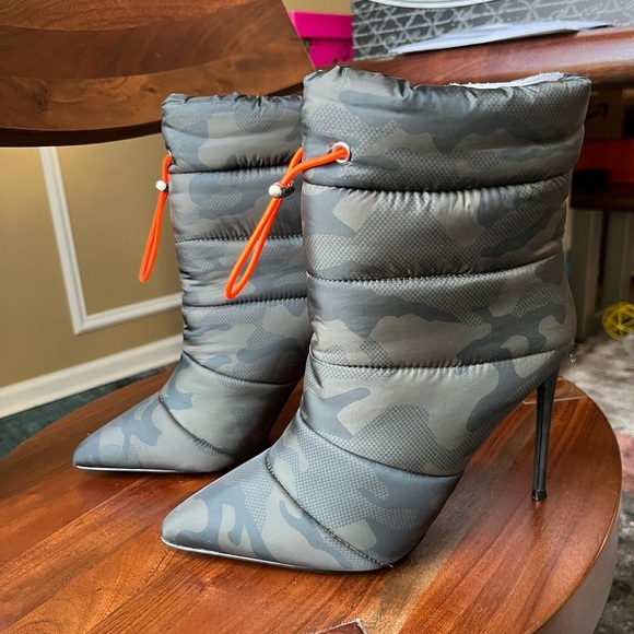 Steve Madden Cloak Camouflage Pointy Toe Pull-On Boots - Picture 6 of 11